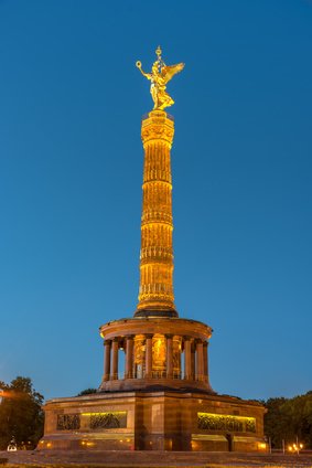 The Victory Column in Berlin at night - Urheber @elxeneize
